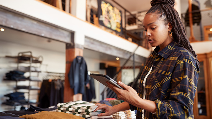Retail using tablet in store 675x380