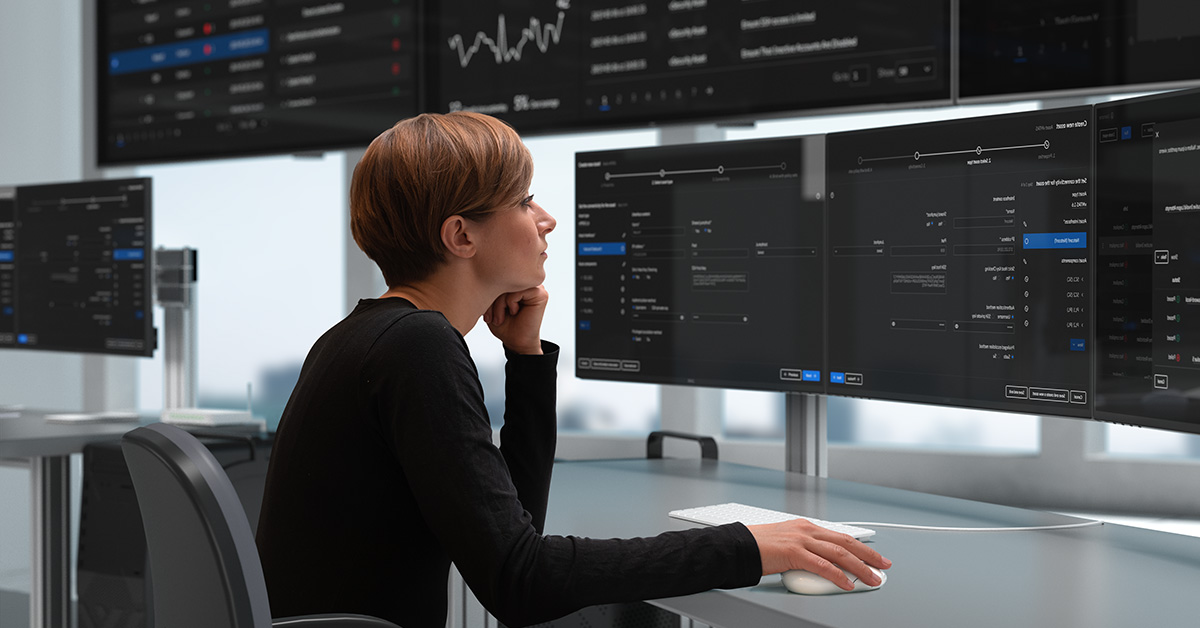Woman_in_SOC_room_monitoring_Ericsson_Security_Manager.jpg